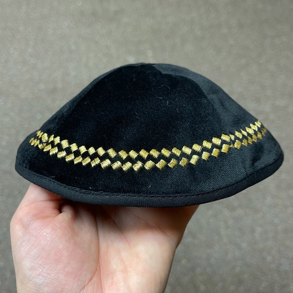 200 Black Velvet Kippa with Gold Design - CLOSEOUT 200 kippot - Picture 5 of 6